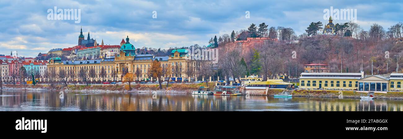 Panorama der Moldau, reflektierende Straka Akademie und Letna Hügel mit Park, Prag, Tschechien Stockfoto
