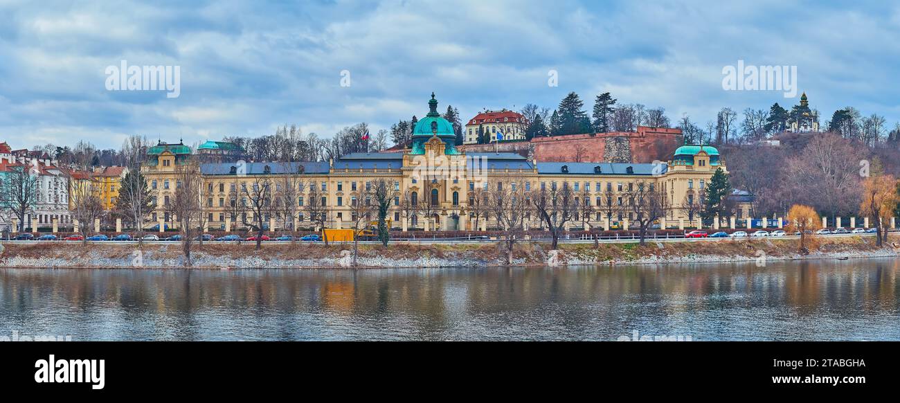 Die Fassade des neobarocken Gebäudes der Akademie Straka (Sitz der Regierung der Tschechischen Republik) hinter der Moldau, Prag, Tschechien Stockfoto