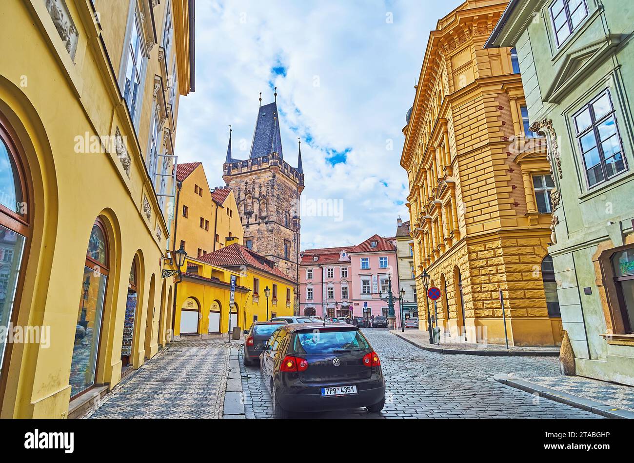 PRAG, TSCHECHIEN - 7. MÄRZ 2022: Historische Architektur des Drazicke-Platzes mit Mala Strana-Brückenturm im Hintergrund, am 7. März in Prag Stockfoto