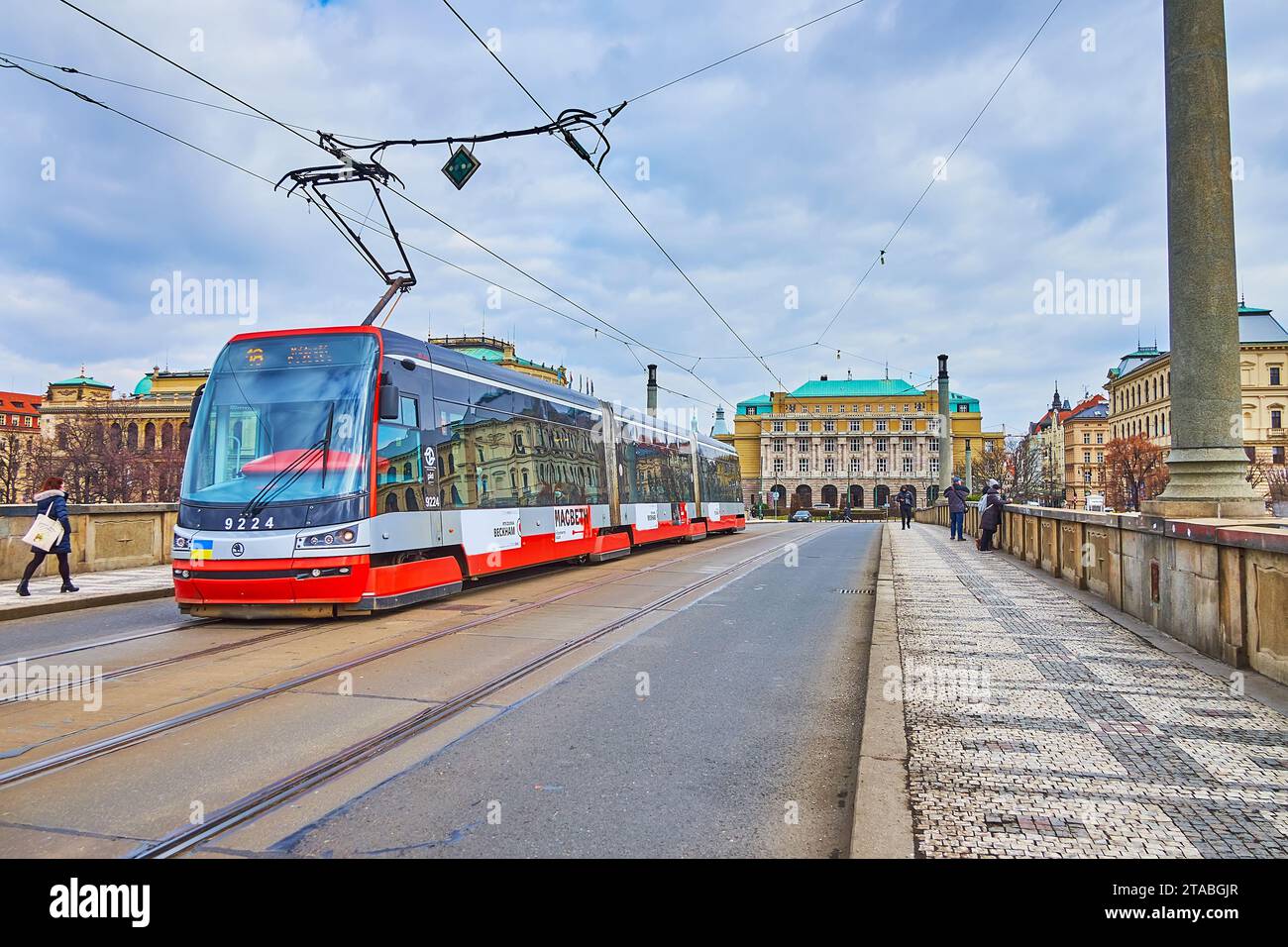 PRAG, TSCHECHIEN - 7. MÄRZ 2022: Eine Straßenbahn fährt am 7. März in Prag über die Manes-Brücke gegen die Karls-Universität Stockfoto