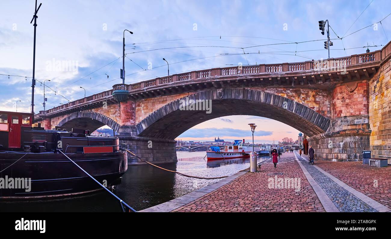 Panorama des Naplavka-Ufers mit einem Bogen der Palacky-Brücke, Prag, Tschechien Stockfoto