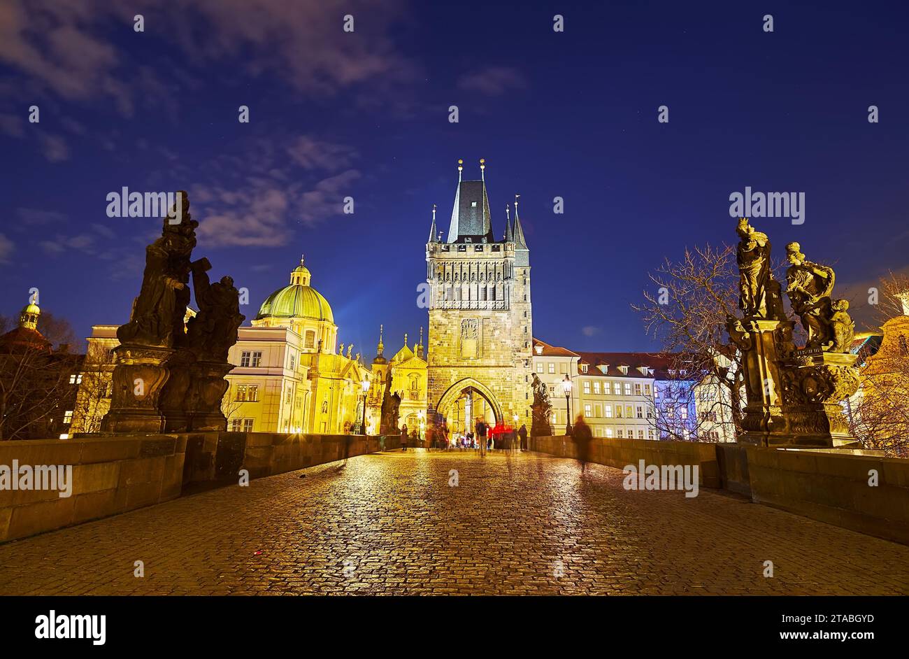 Altstädter Brückenturm und Karlsbrücke in Lichtern, Prag, Tschechien Stockfoto