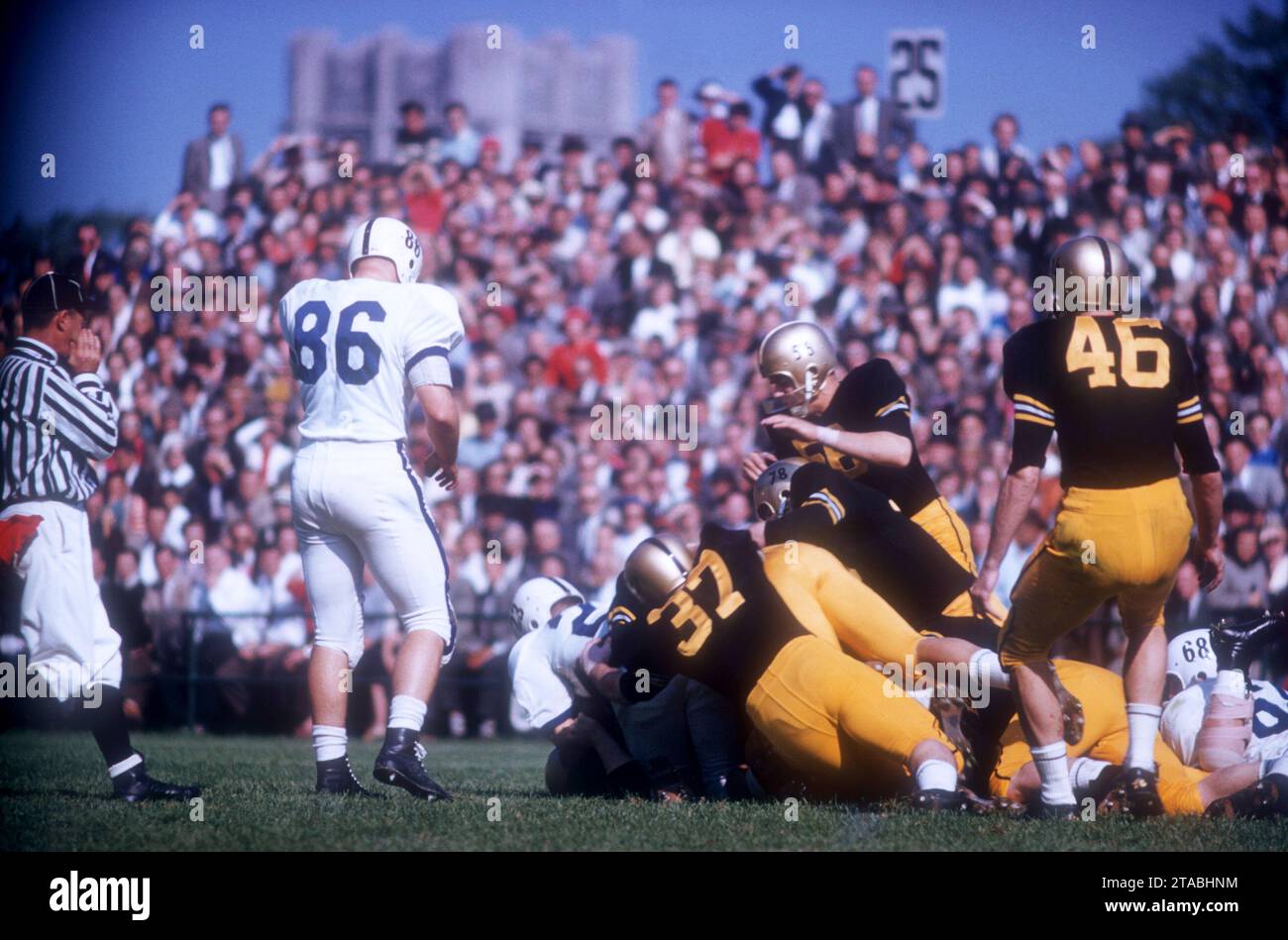 WEST POINT, NY - 4. OKTOBER: Die Spieler stapeln sich während eines NCAA-Spiels zwischen den Army Cadets und den Penn State Nittany Lions am 4. Oktober 1958 im Michie Stadium in West Point, New York. Die Cadets besiegten die Nittany Lions mit 26:0. (Foto: Hy Peskin) Stockfoto