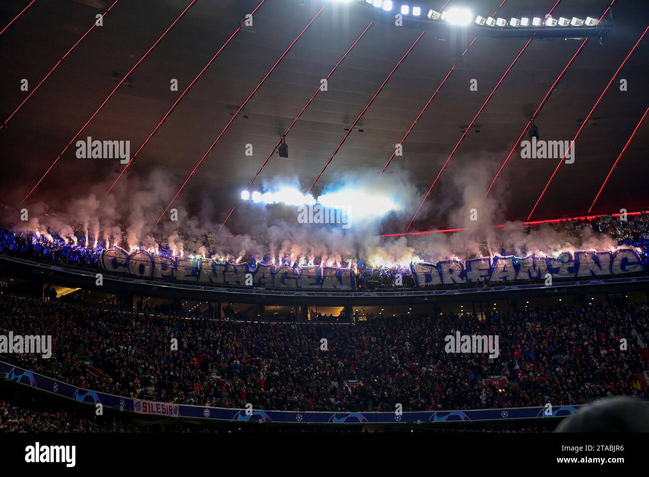 Fans des FC Kopenhagen zünden Bengalos, Bengalo, Bengalos, Feuerwerk, FLARE, Fans, Publikum, Zuschauer, Stimmung, Atmosphäre, Stadion, 29.11.2023, München (Deutschland), Fußball, UEFA Champions League, Gruppenphase, FC Bayern München – FC Kopenhagen Stockfoto