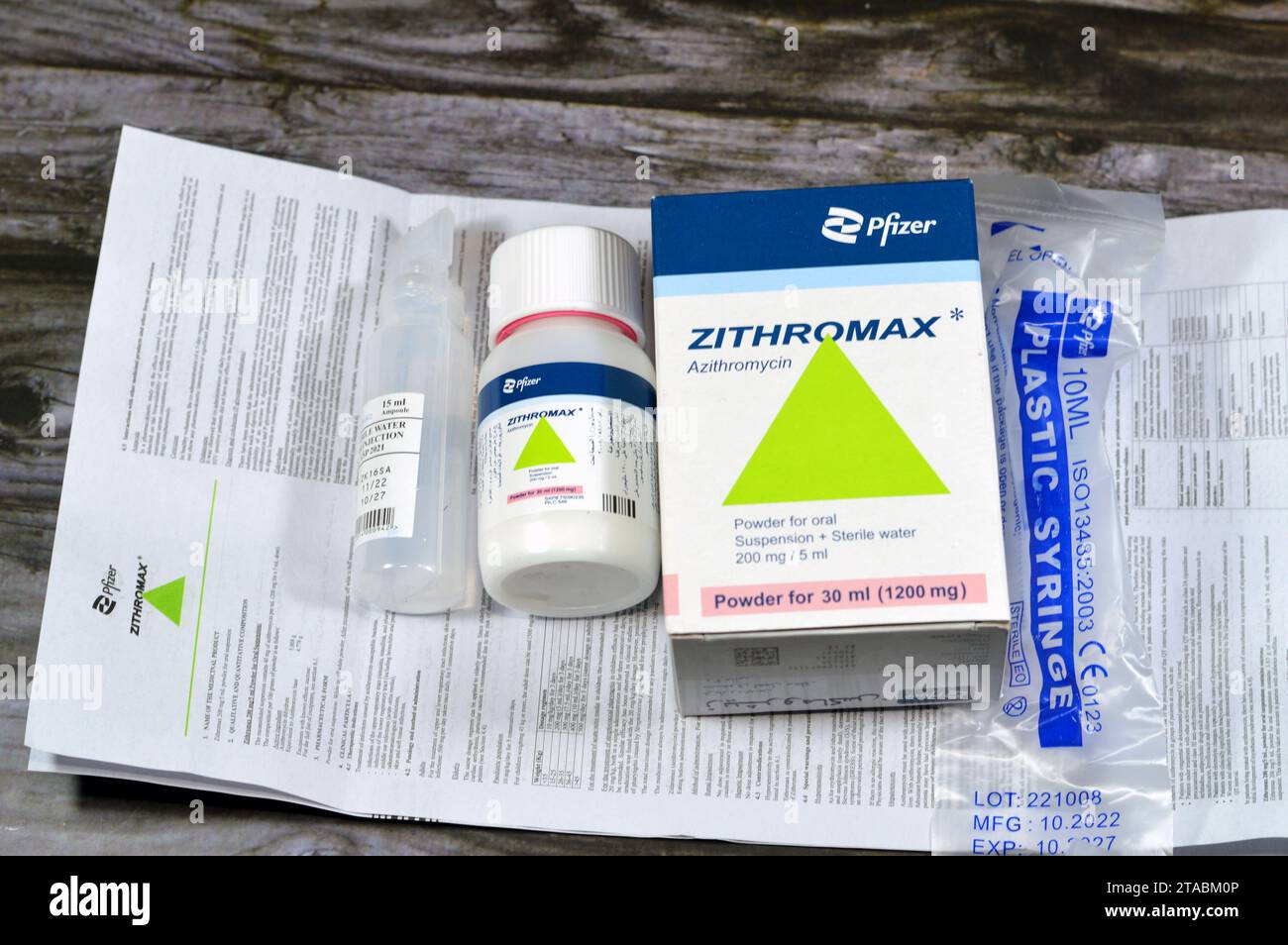 Kairo, Ägypten, 8. Oktober 2023: Zithromax Azithromycin Suspension Pulver 30 ml 1200 mg 200 mg pro 5 ml, von Pfizer Egypt S.A.E., Antibiotikum antimikrobiell für Stockfoto