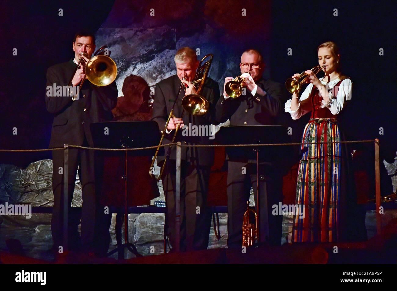 Juvavum Brass, Bläserensemble, Salzburger Adventsingen, 2023, Fürchte dich nicht, großes Festspielhaus, Salzburg, Manfred Siebinger *** Juvavum Brass, Bläserensemble, Salzburg Adventssingen, 2023, Fear Not, Großes Festspielhaus, Salzburg, Manfred Siebinger Credit: Imago/Alamy Live News Stockfoto