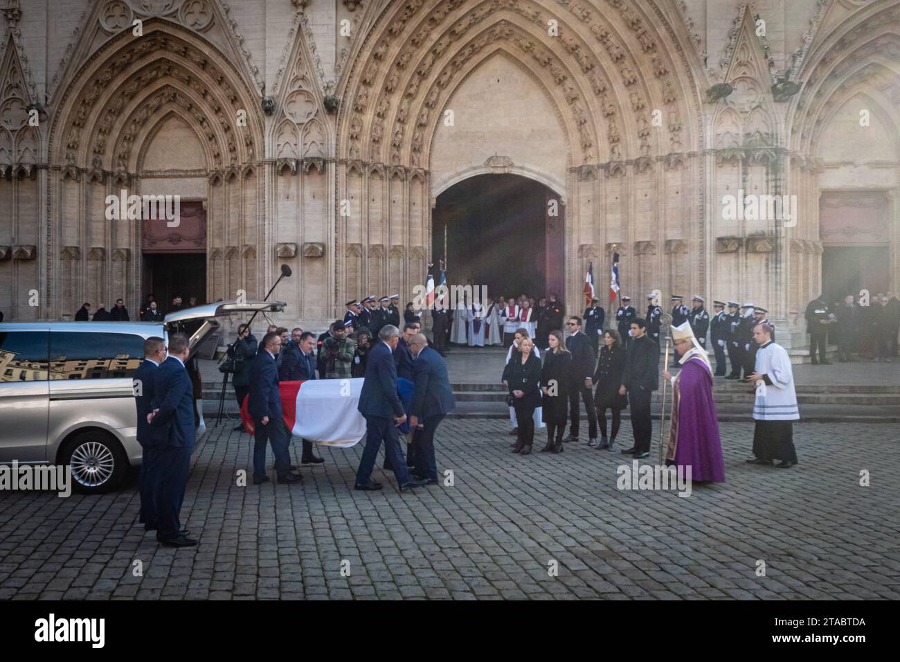 Frankreich, Lyon, 29.11.2023. Der Sarg von Gerard Collomb, dem ehemaligen Bürgermeister von Lyon, passiert vor seiner Familie, bevor er die Kathedrale von Saint betritt Stockfoto