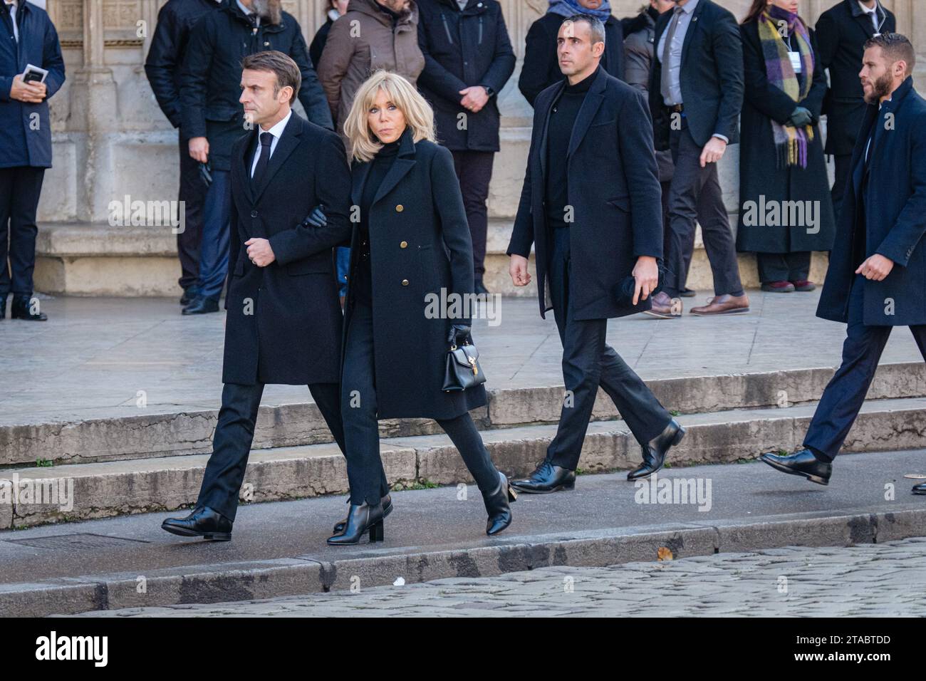 Frankreich, Lyon, 29.11.2023. Präsident Emmanuel Macron und seine Frau Brigitte kommen zur Beerdigung von Gerard Collomb an der Kathedrale Saint Jean an Stockfoto