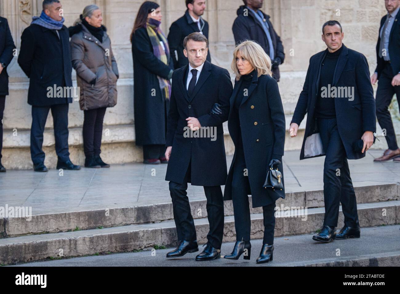 Frankreich, Lyon, 29.11.2023. Präsident Emmanuel Macron und seine Frau Brigitte kommen zur Beerdigung von Gerard Collomb an der Kathedrale Saint Jean an Stockfoto