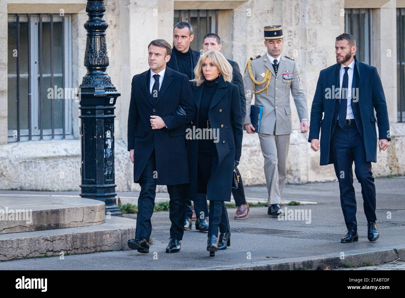 Frankreich, Lyon, 29.11.2023. Präsident Emmanuel Macron und seine Frau Brigitte kommen zur Beerdigung von Gerard Collomb an der Kathedrale Saint Jean an Stockfoto