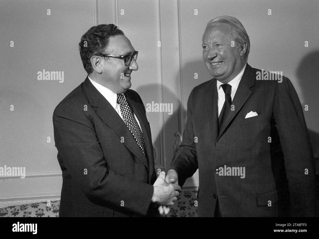 Aktenfoto vom 7/1974 von Dr. Henry Kissinger, US-Außenminister, trifft auf Edward Heath, Oppositionsführer, in Claridges. Zuvor hatte er Gespräche mit dem Premierminister und hochrangigen Regierungsmitgliedern. Kissinger, der US-Außenminister, der die Außenpolitik unter den ehemaligen Präsidenten Richard Nixon und Gerald Ford beherrschte, ist im Alter von 100 Jahren gestorben, sagte seine Beratungsfirma Kissinger Associates. Ausgabedatum: Donnerstag, 30. November 2023. Stockfoto