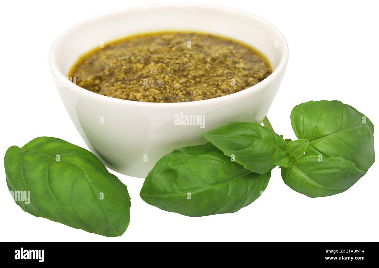 Frische Basilikumblätter mit Pesto in einer Schüssel Stockfoto
