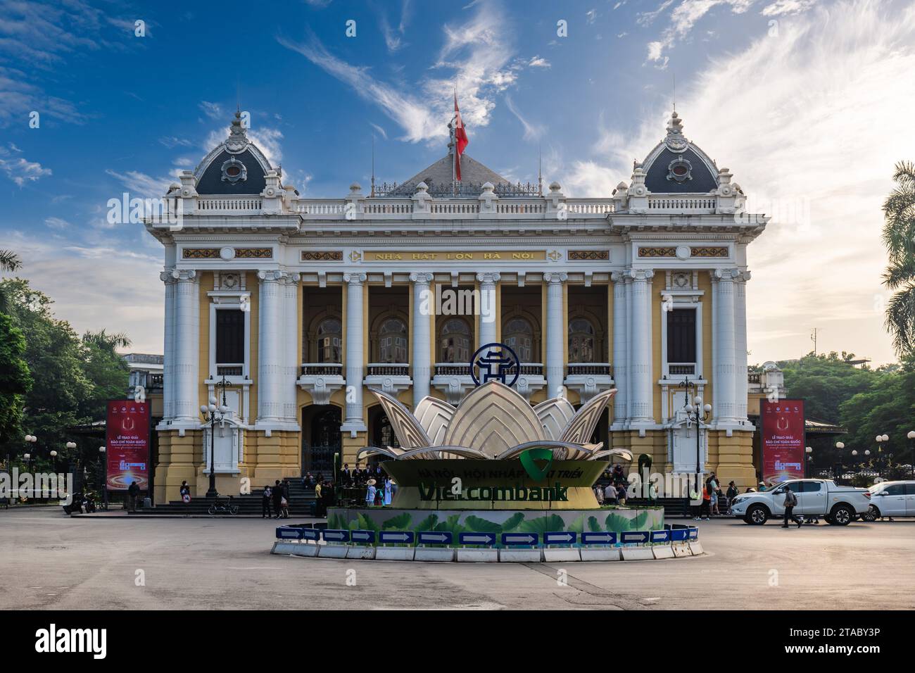 19. November 2023: Hanoi Opera House, auch bekannt als Grand Opera House, in Hanoi, Vietnam. Sie wurde von der französischen Kolonialverwaltung errichtet Stockfoto