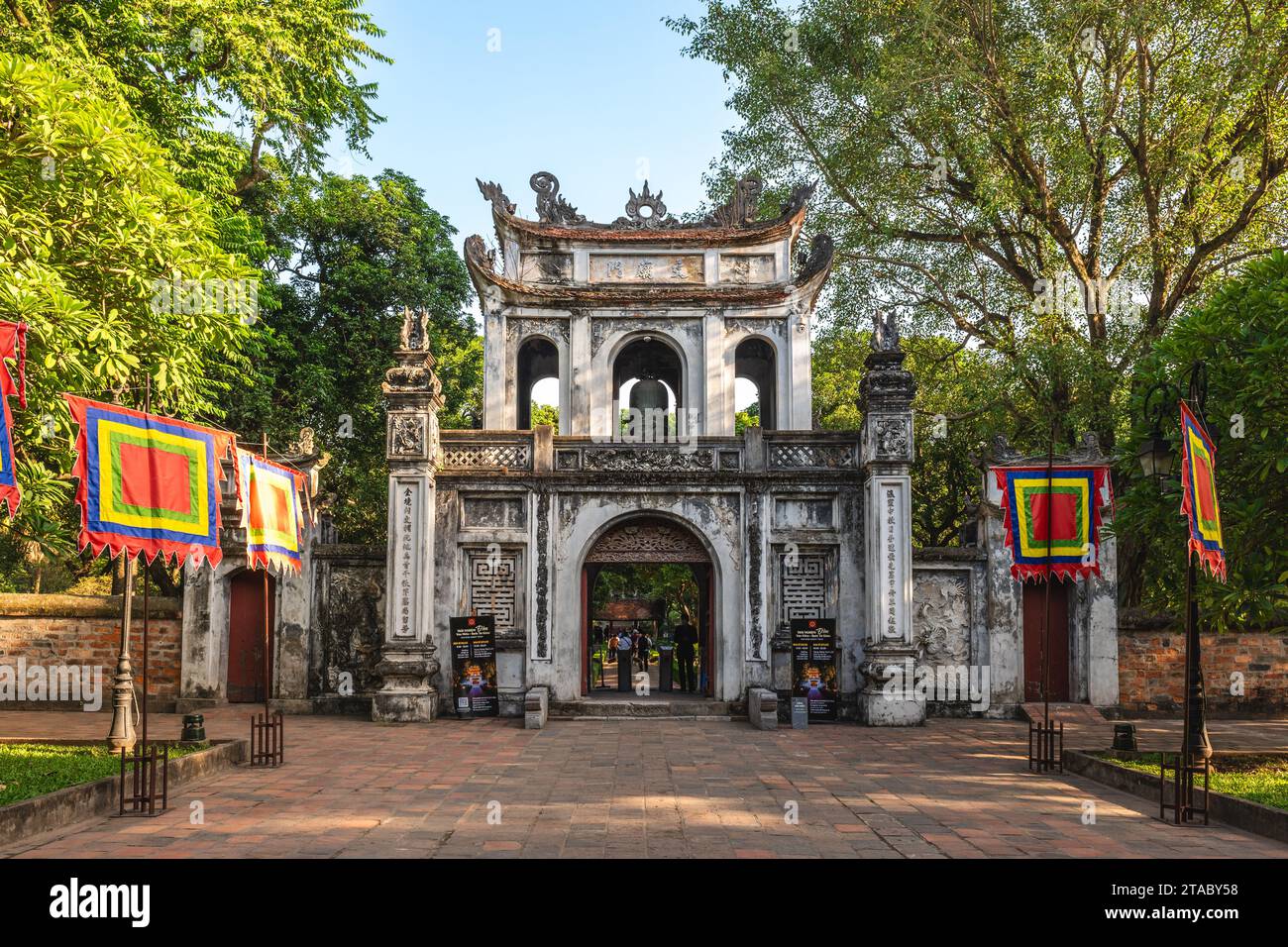 17. November 2023: Tor zum Tempel der Literatur, einem Tempel, der dem Konfuzius in Hanoi, Vietnam, gewidmet ist und 1070 errichtet wurde. Es beherbergt auch das Imperial Stockfoto