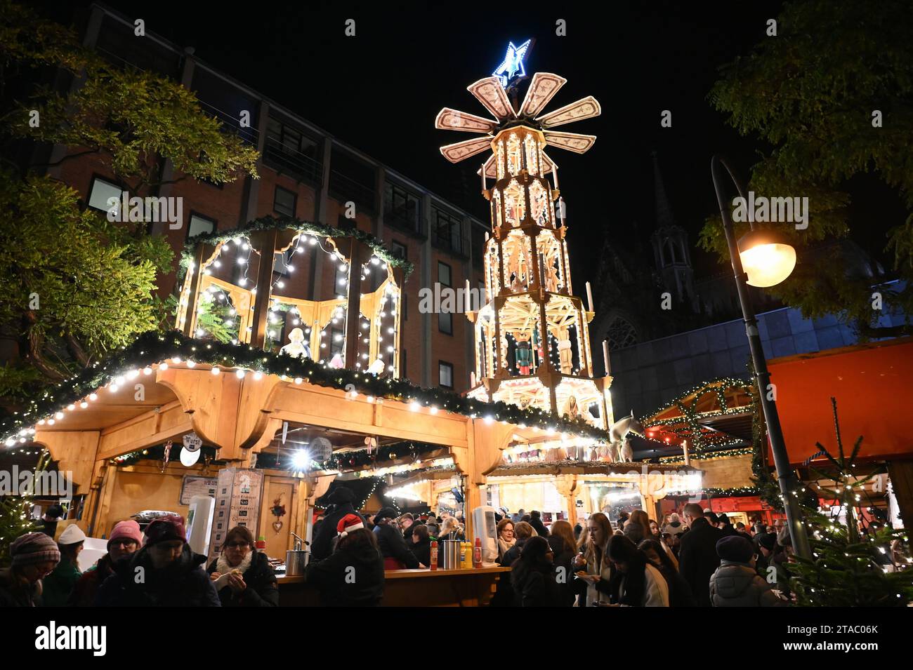 Köln, Deutschland. November 2023. Der Eingang zum Weihnachtsmarkt am