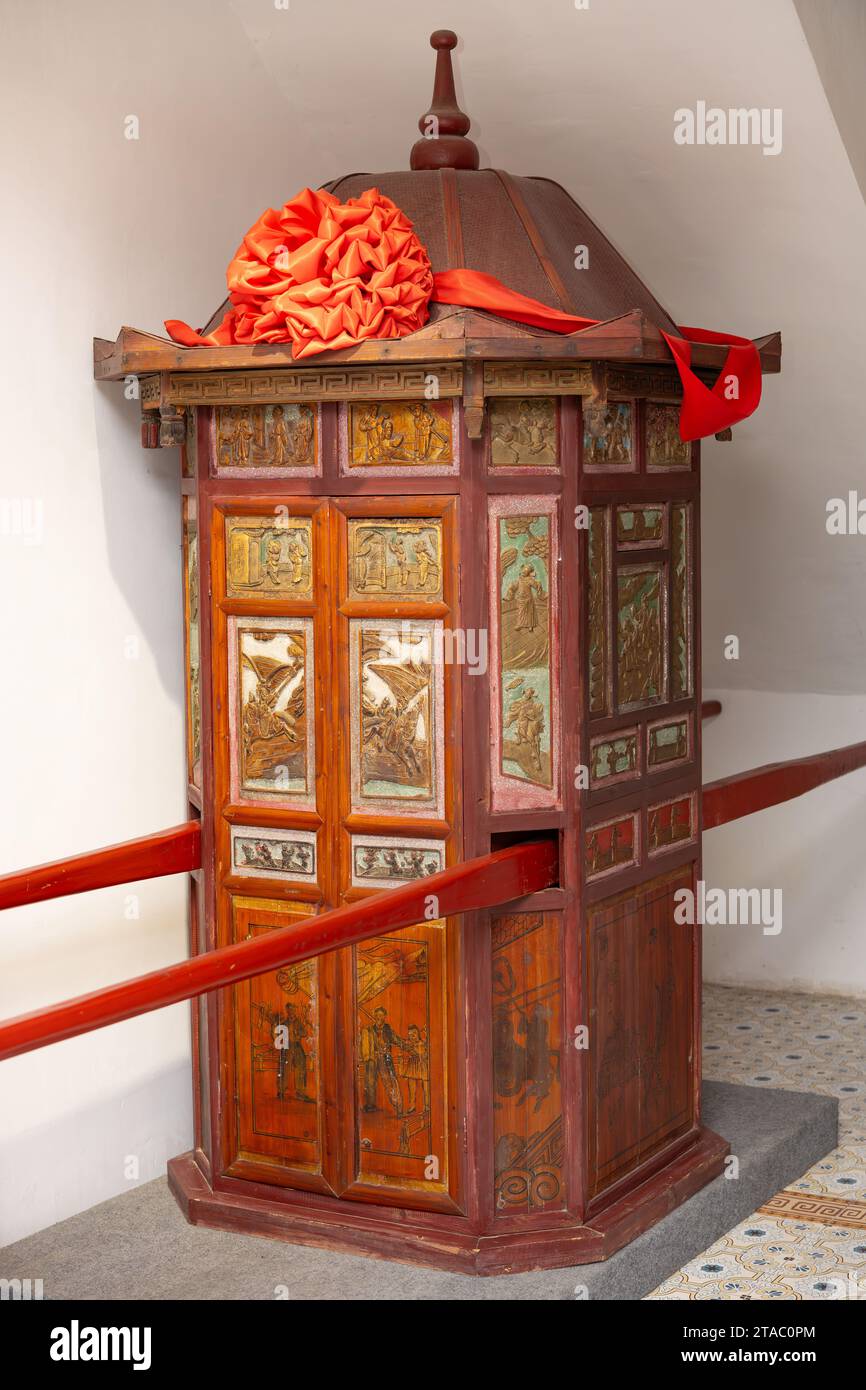 Palanquin im traditionellen chinesischen Stil in vertikaler Komposition Stockfoto