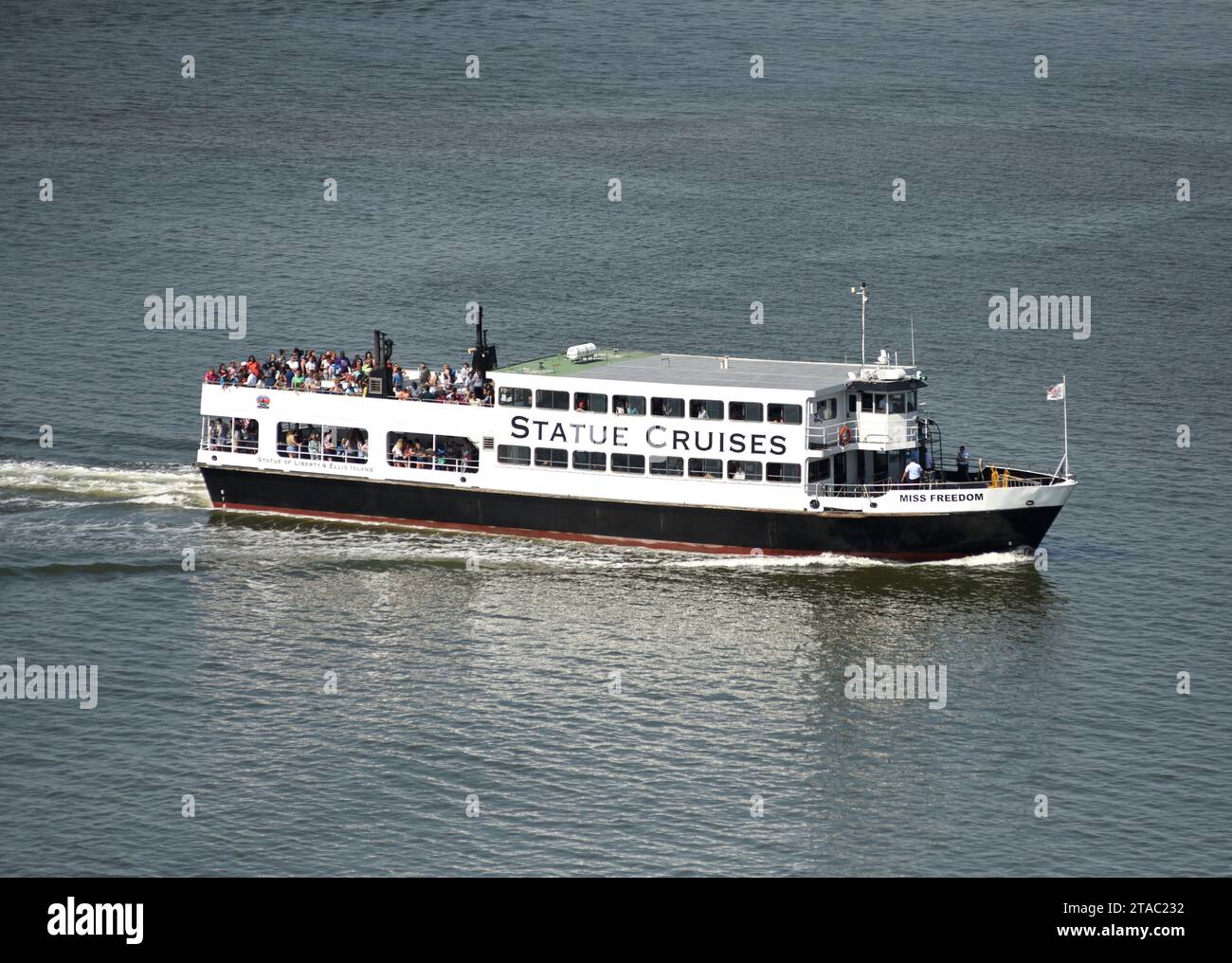 New York, USA - 9. Juni 2018: Fähre von Statue Cruises fährt zur Freiheitsstatue und Ellis Island. Stockfoto