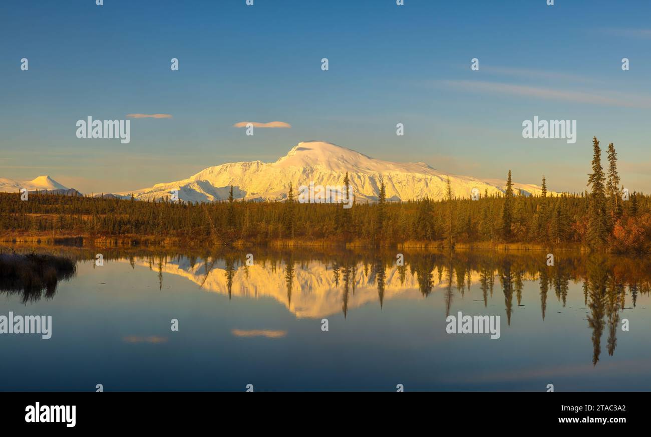 Mt. Sanford und Rock Lake bei Sonnenaufgang, Wrangell-St. Elias-Nationalpark, Alaska Stockfoto