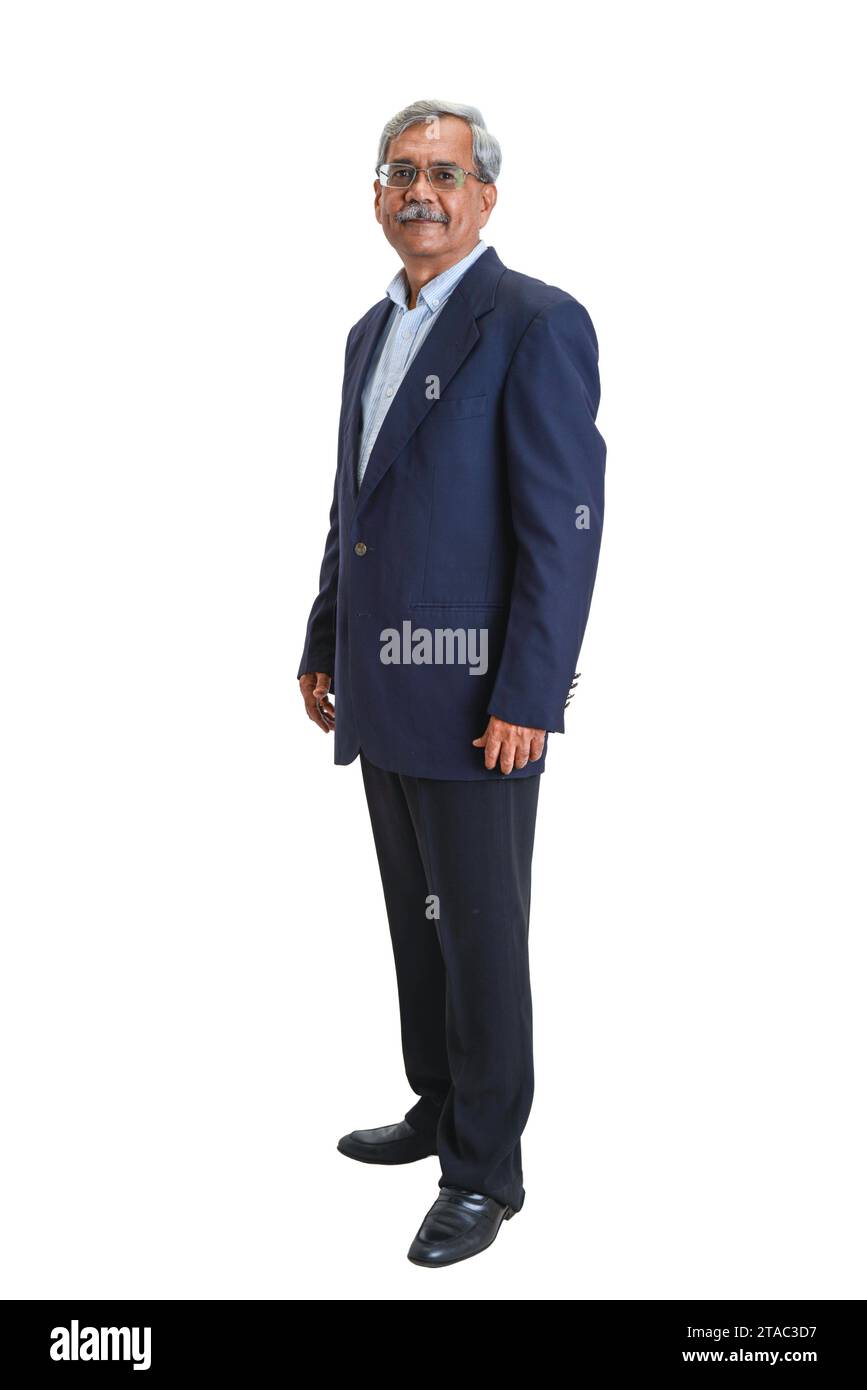 Eine Aufnahme in voller Länge eines lächelnden älteren indischen Geschäftsmannes oder Geschäftsführers mit grauem Haar in einem hellblauen Hemd und einer Anzugsjacke isoliert auf weiß Stockfoto