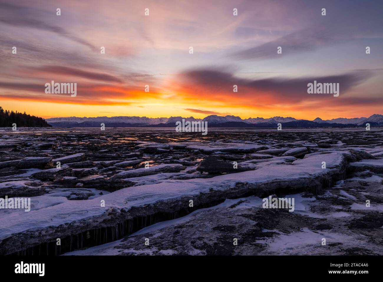 Kachemak Bay und die Kenai Mountains bei Sonnenaufgang, Homer, Alaska Stockfoto