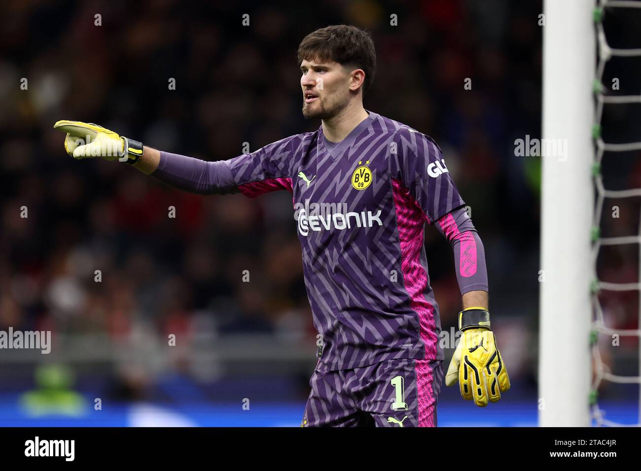 Gregor Kobel von Borussia Dortmund gibt beim UEFA Champions League