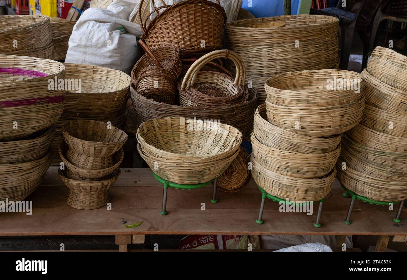 Traditioneller Bambuskorb zum Verkauf auf dem Festival im Freien aus flachem Winkel Stockfoto