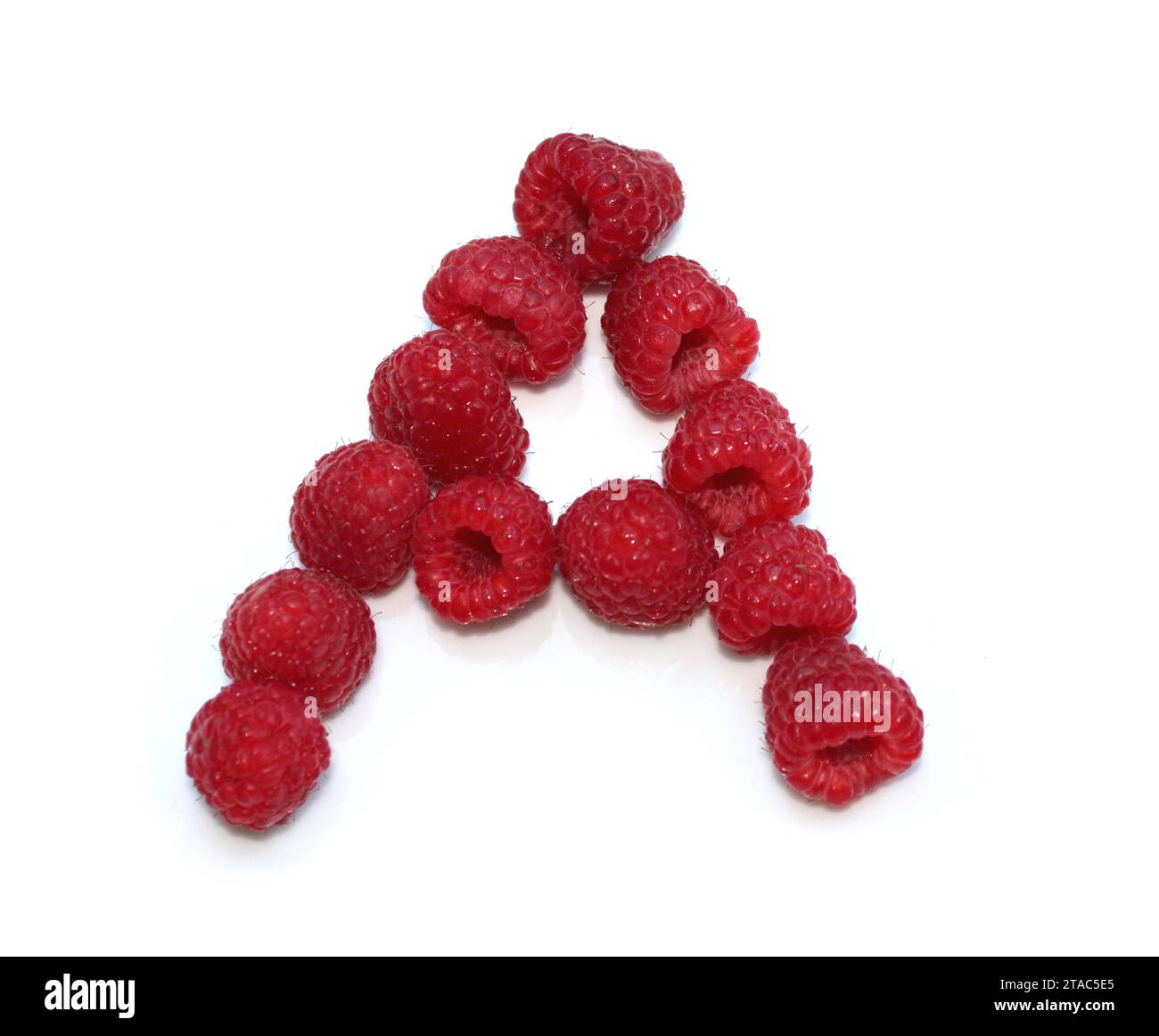 Buchstabe A aus Himbeeren. Isoliert auf weißem Hintergrund für Geburtstagsfeier, Karten, Jubiläum, Feier, Kochbücher Stockfoto