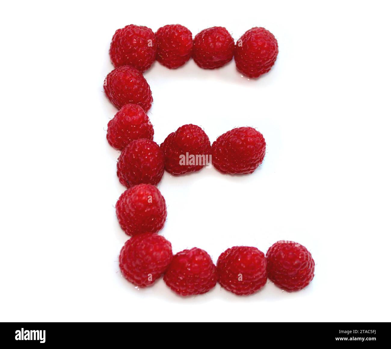 Buchstabe E aus Himbeeren. Isoliert auf weißem Hintergrund für Geburtstagsfeier, Karten, Jubiläum, Feier, Kochbücher Stockfoto