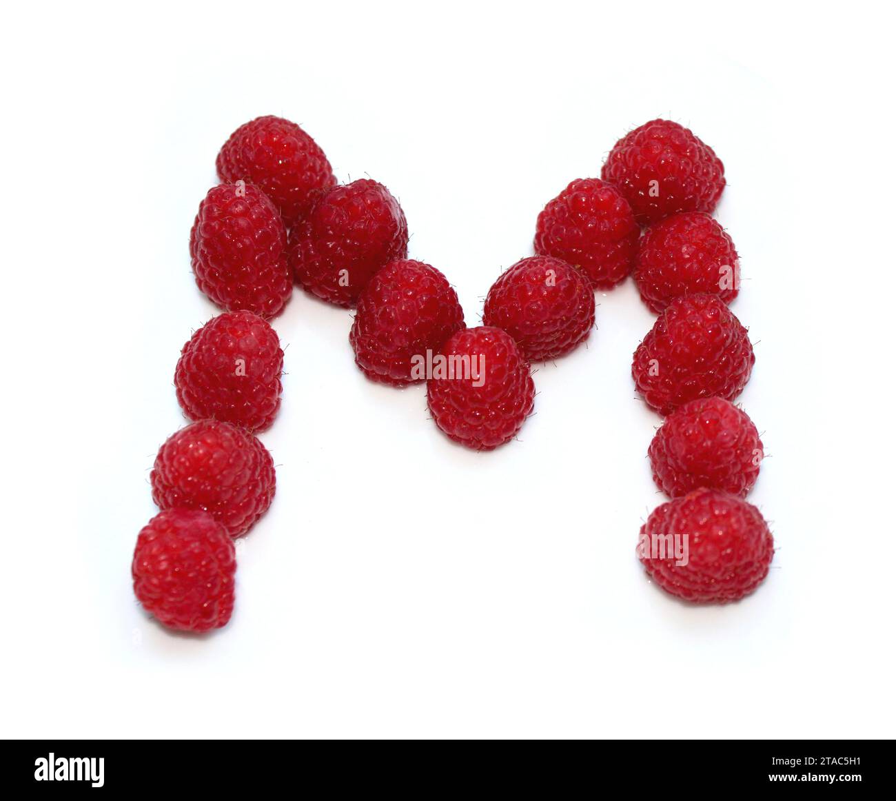 Buchstabe M aus Himbeeren. Isoliert auf weißem Hintergrund für Geburtstagsfeier, Karten, Jubiläum, Feier, Kochbücher Stockfoto