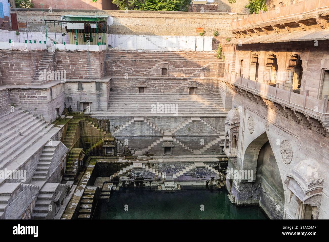 Alte rote Steinarchitektur am Tag aus verschiedenen Blickwinkeln wird in Toorji ka Jhalra oder Stepwell jodhpur rajasthan indien aufgenommen. Stockfoto