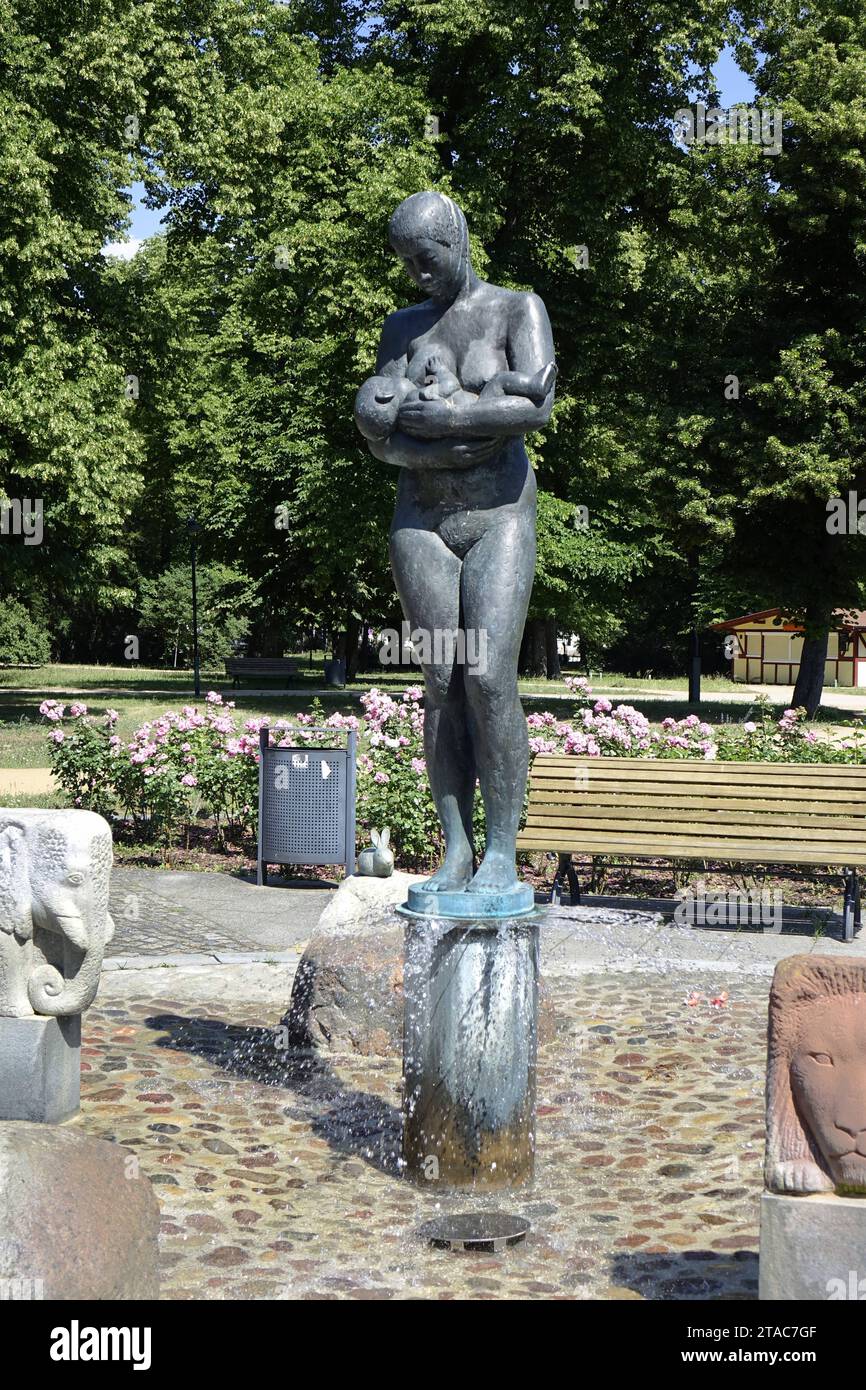 Brunnen Mutter Erde Brunnen Mutter Erde, 22.06.2022, Schwedt, Stadtpark, Brandenburg, der Brunnen Mutter Erde in Schwedt wurde von der Künstlerin Cornelia Schulz erschaffen. *** Springbrunnen Mutter Erde Springbrunnen Mutter Erde, 22 06 2022, Schwedt, Stadtpark Brandenburg, der Springbrunnen Mutter Erde in Schwedt wurde von der Künstlerin Cornelia Schulz Credit: Imago/Alamy Live News geschaffen Stockfoto