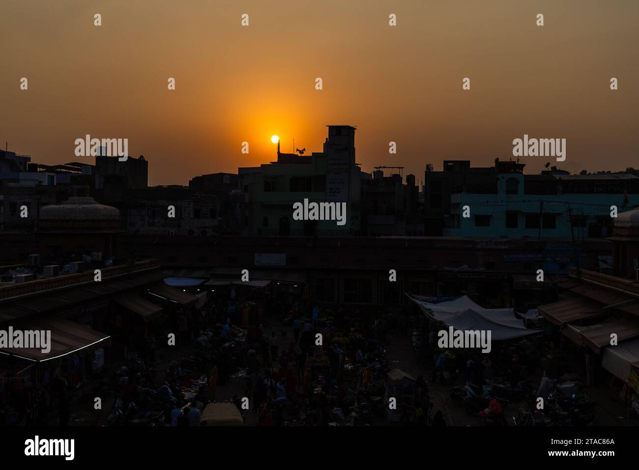 Blick von hinten auf überfüllte Stadthäuser bei Sonnenuntergang in der Abenddämmerung aus einem flachen Winkel Stockfoto