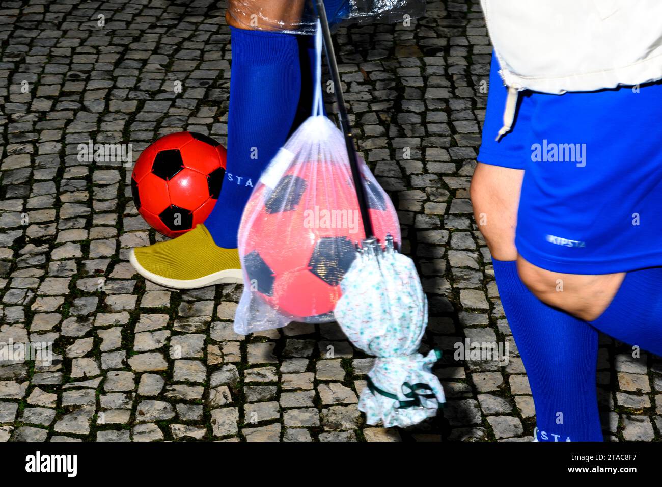 Alte Frau mit roten Fußballbälle und blauen Shorts. Stockfoto