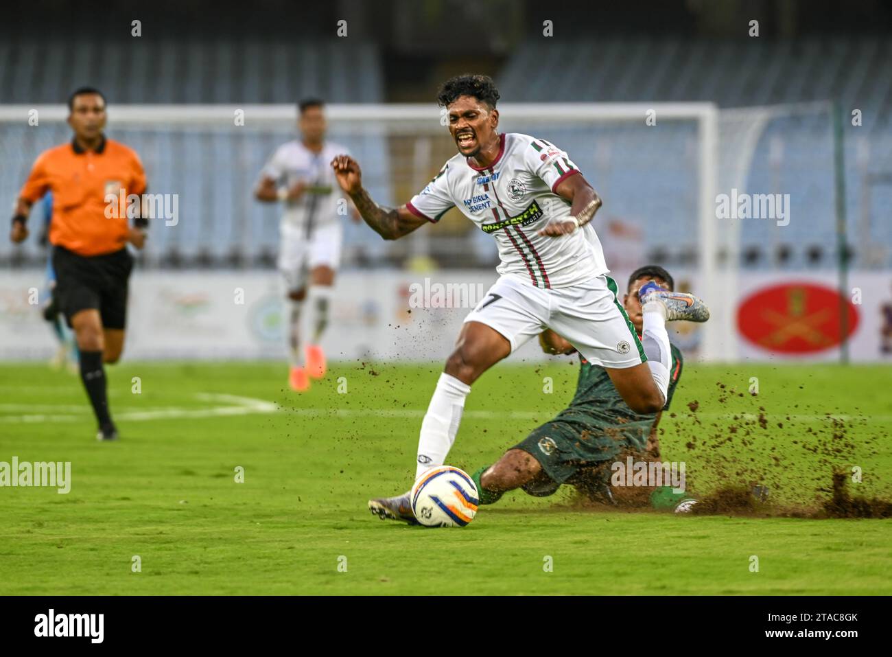 Liston Colaco während eines Spiels von Mohun Bagan im Salt Lake Stadium, in dem die elektrisierenden Momente des Fußballs festgehalten werden Stockfoto