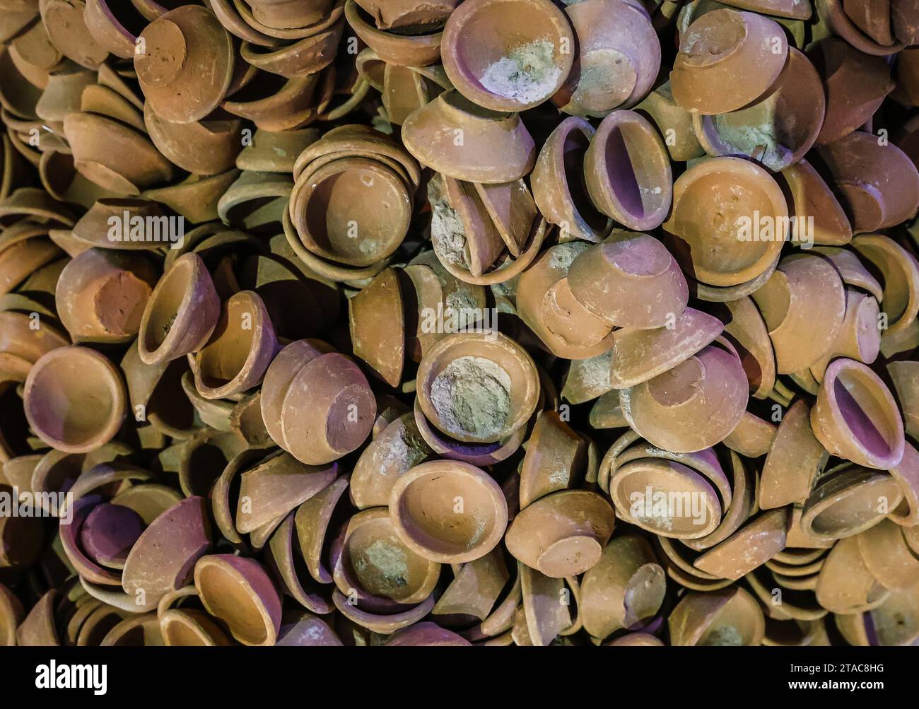 Lehmöllampe, die zum Verkauf beim diwali Festival aus verschiedenen Blickwinkeln gehalten wird Stockfoto