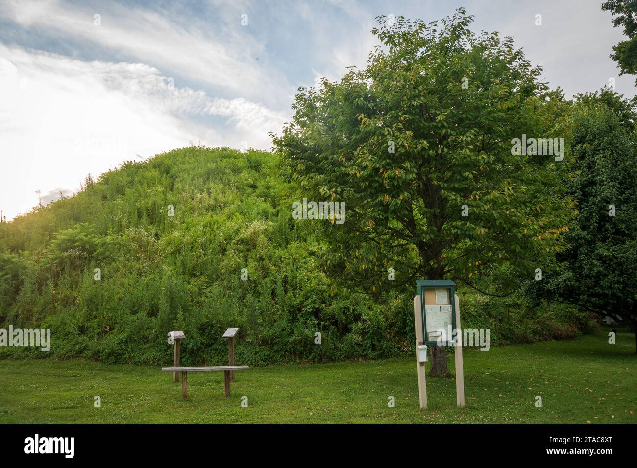 Ein indianischer Grabhügel in den Plains, Ohio Stockfoto