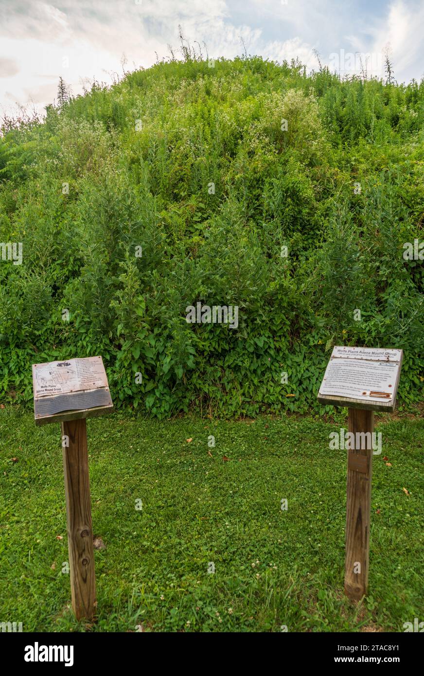 Ein indianischer Grabhügel in den Plains, Ohio Stockfoto