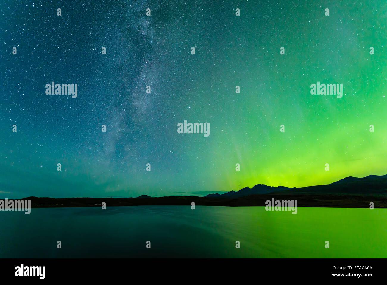 Milky Way und Aurora Borealis über dem See, Alaska Stockfoto