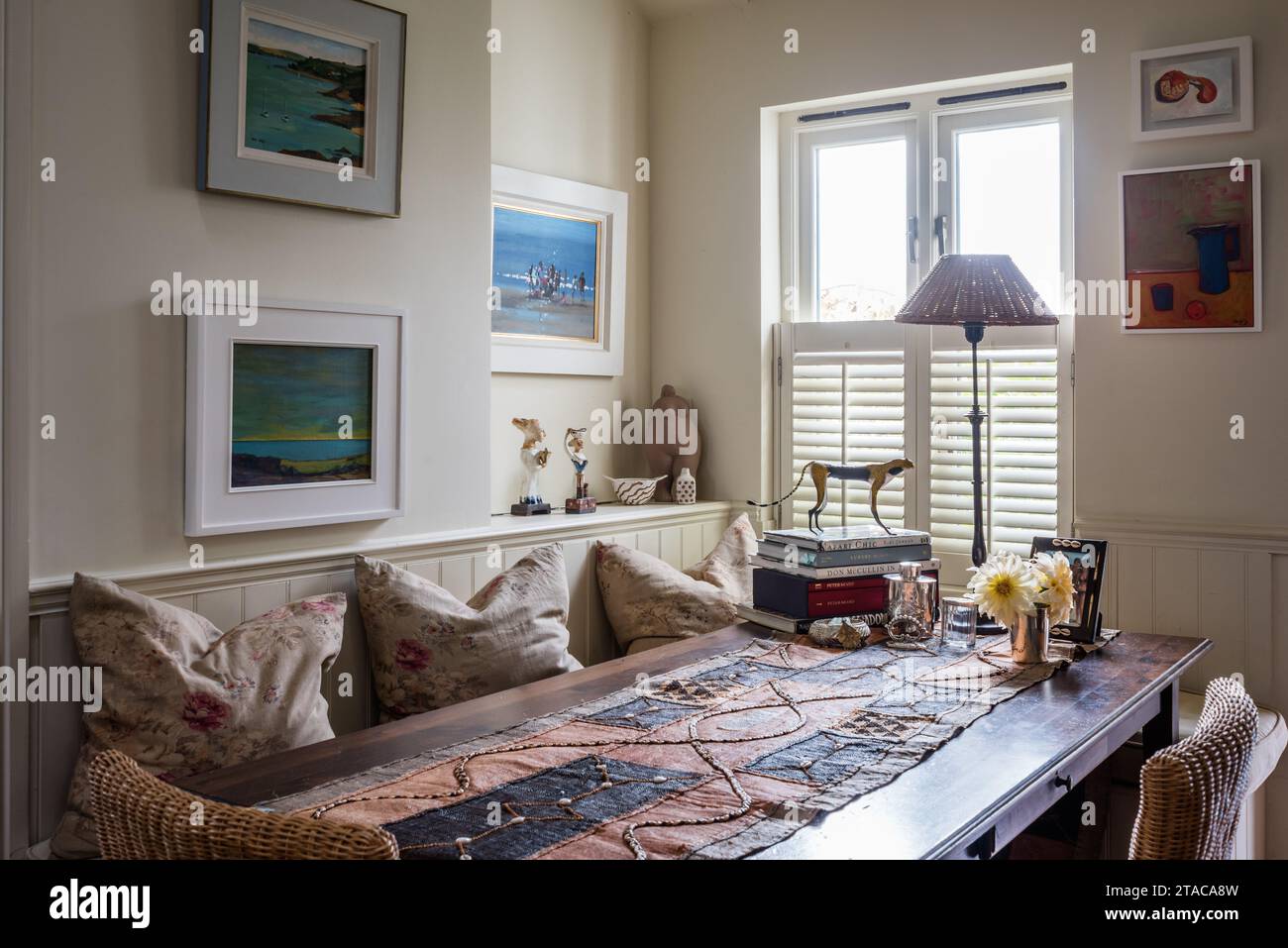 Westafrikanisches Kuba-Tuch auf dem Tisch in einem einstöckigen Haus im Kolonialstil. Truro, Cornwall, Großbritannien. Stockfoto