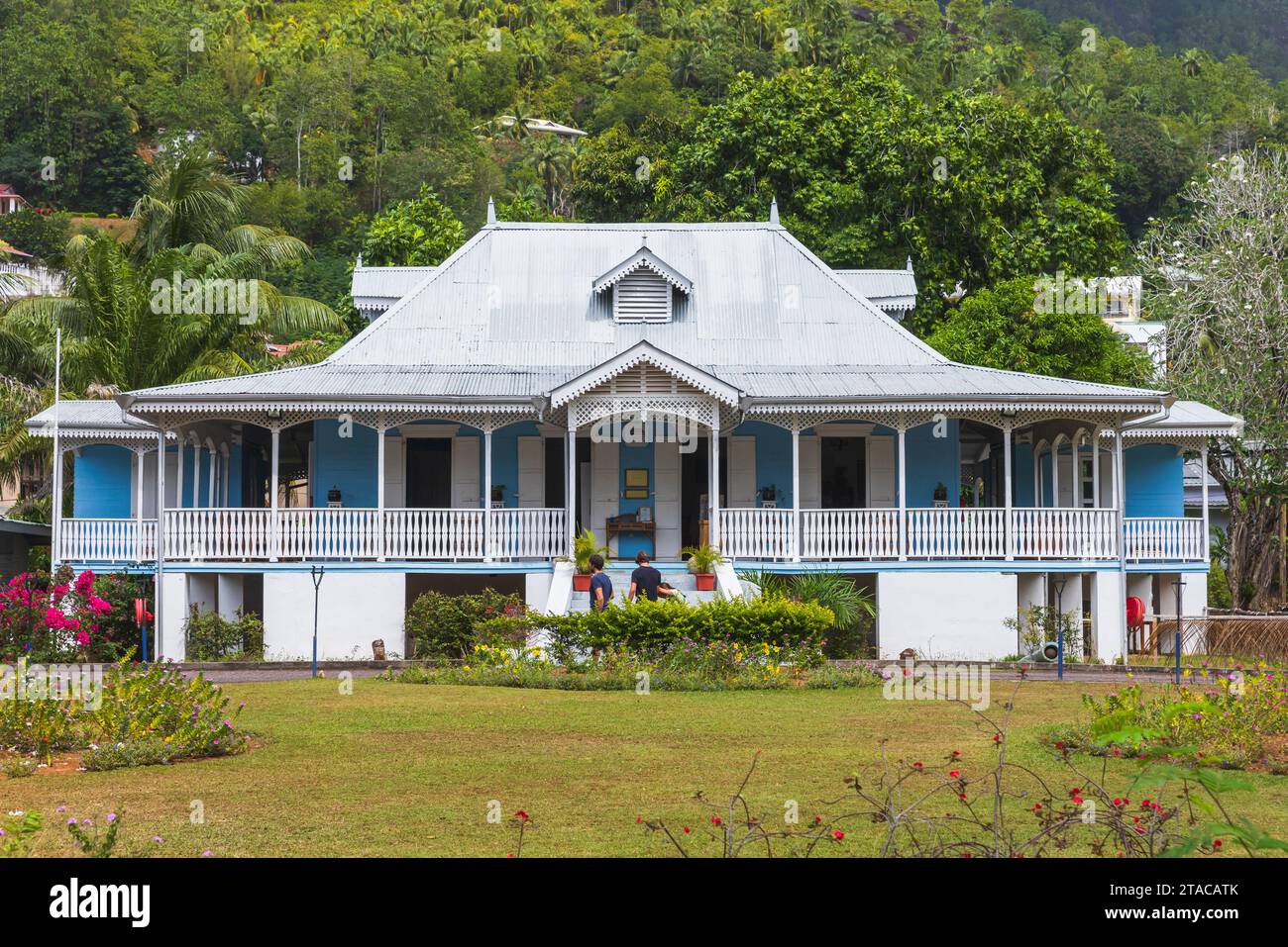 Mahe, Seychellen - 18. August 2023: Touristen besuchen das Museum des Kolonialhauses Domaine de Val des Pres, auch bekannt als Kunsthandwerksdorf Stockfoto