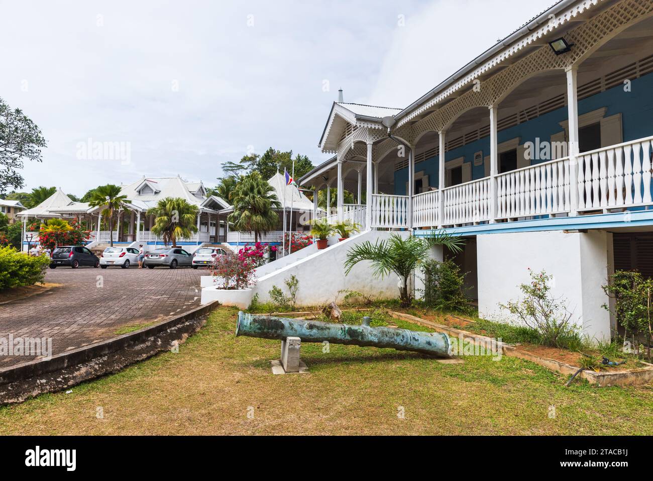 Mahe, Seychellen - 18. August 2023: Kolonialhausmuseum der Domaine de Val des Pres, auch bekannt als Kunsthandwerksdorf, Straßenfoto auf einer Summe Stockfoto