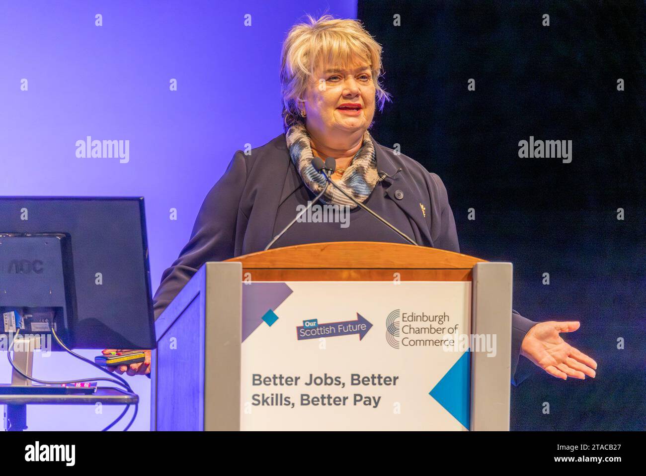 Edinburgh, Vereinigtes Königreich. 30. November 2023 im Bild: Provost und Vizepräsidentin der Heriot-Watt University Dubai, Dame Heather McGregor hält eine Rede auf der Konferenz mit dem Titel How Scotland's Education sector CAN Power a growth Economy. Der vom ehemaligen Premierminister Gordon Brown eingerichtete Think Tank Our Scottish Future veranstaltet eine Konferenz mit dem Titel Better Jobs, Better Skills, Better Pay beim EICC in Edinburgh. Quelle: Rich Dyson/Alamy Live News Stockfoto