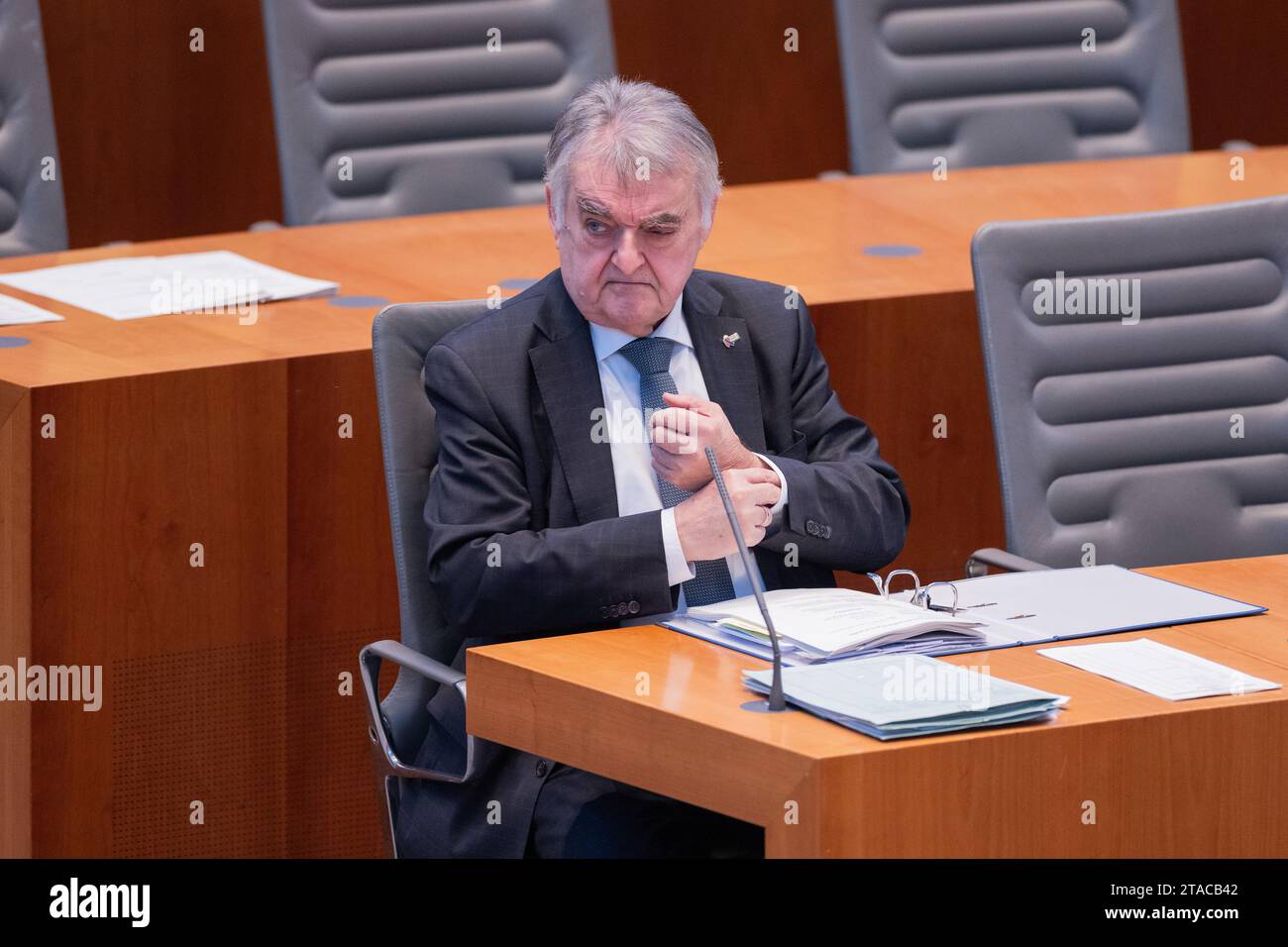 Düsseldorf, Deutschland. November 2023 30. Herbert Reul (CDU), Innenminister Nordrhein-Westfalens, sitzt zur aktuellen Stunde über die Zunahme antisemitischer Vorfälle im landtag. Quelle: Rolf Vennenbernd/dpa/Alamy Live News Stockfoto