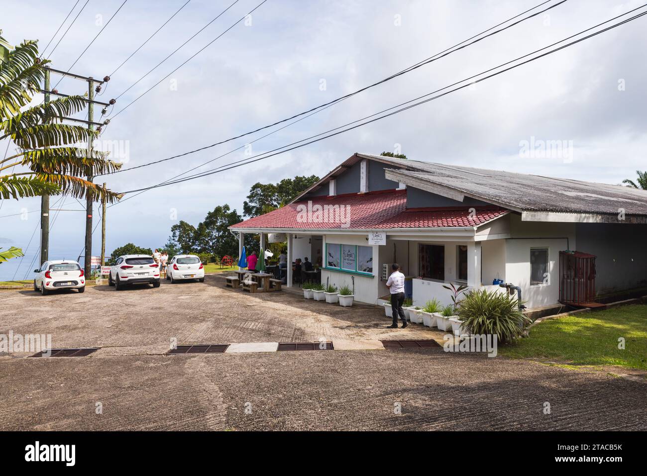 Mahe, Seychellen - 18. August 2023: Touristen besuchen an einem Sommertag das Tea Factory Museum Stockfoto