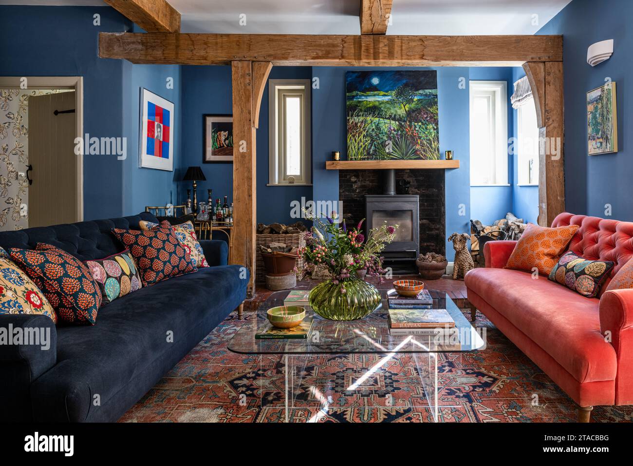 Wohnzimmer in Bamiyan Blue mit Kunstwerken von Caroline de Rothschild im Stil der 1930er Jahre. Hove, East Sussex, Großbritannien. Stockfoto