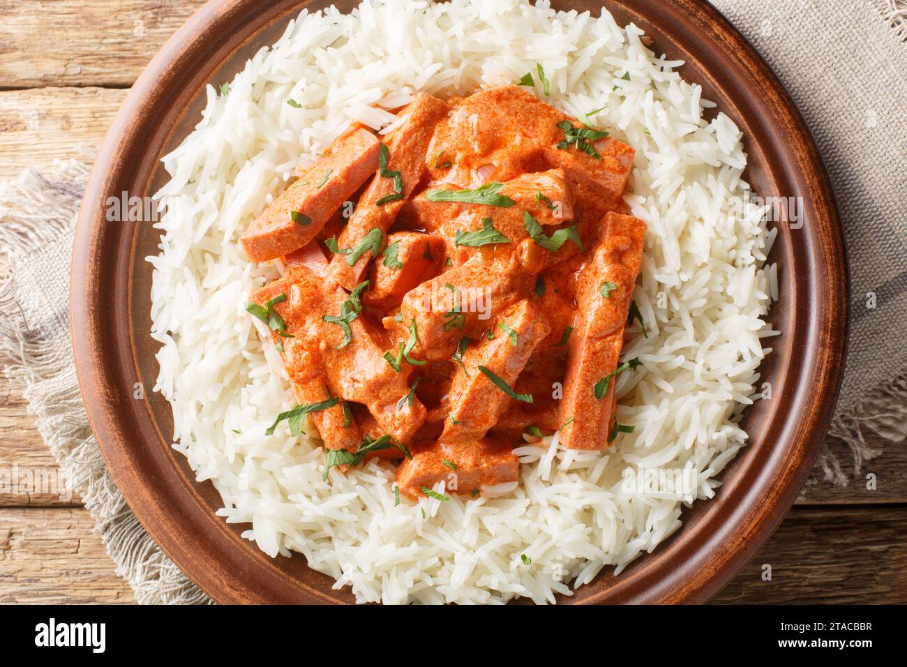 Korvstroganoff ist die schwedische Version eines Gerichts, das als Rindfleisch Stroganoff bekannt ist und mit einer schwedischen Wurst Falukorv mit einer Beilage aus Reis aus der Nähe zubereitet wird Stockfoto