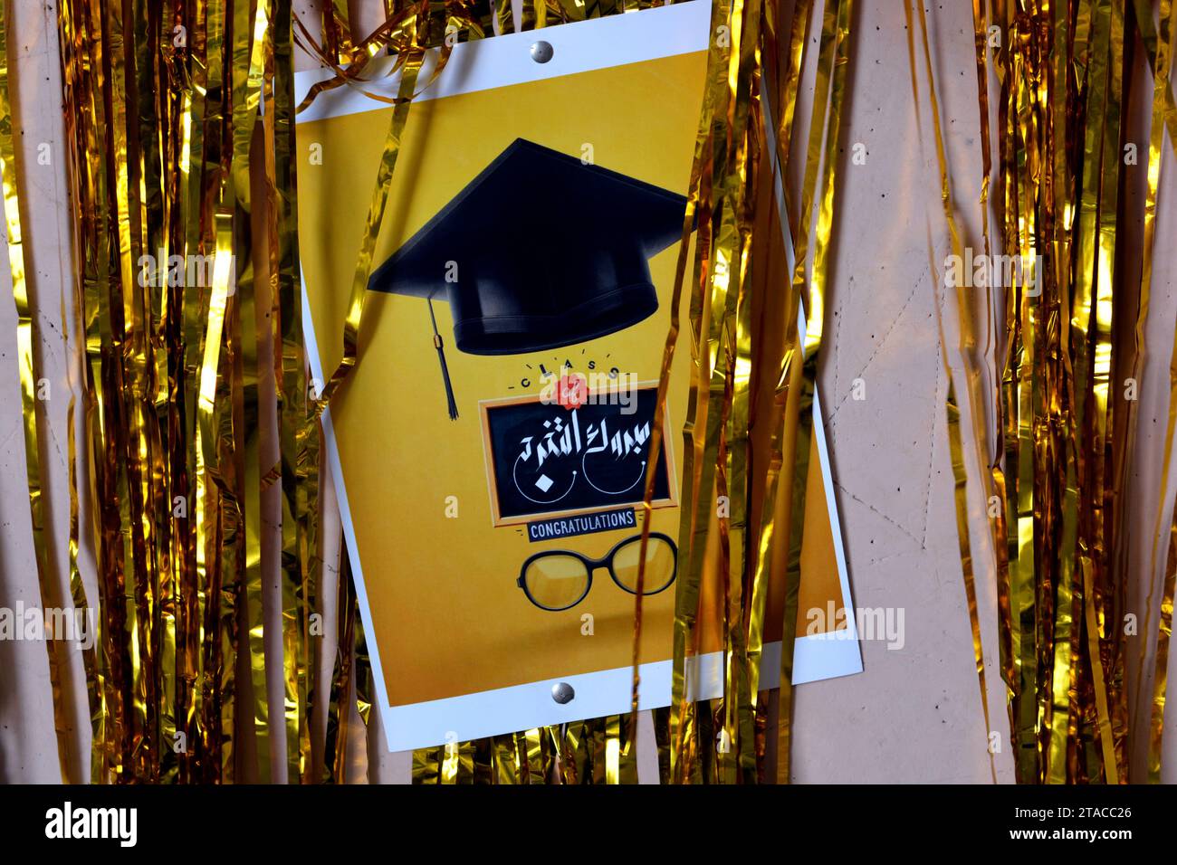 Übersetzung von Arabisch (Gratulation for the Graduation), Hochschulabschluss, Bildung, Absolventkonzept, Klasse, Schule, Lernen, gr Stockfoto