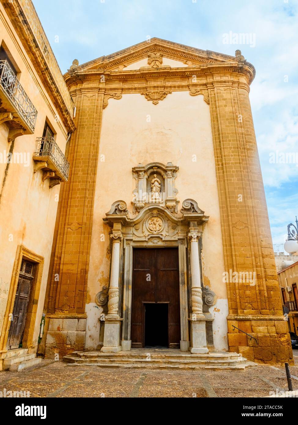 Fassade der barocken Kirche San Francesco d’Assisi in Mazara del Vallo - Sizilien, Italien Stockfoto