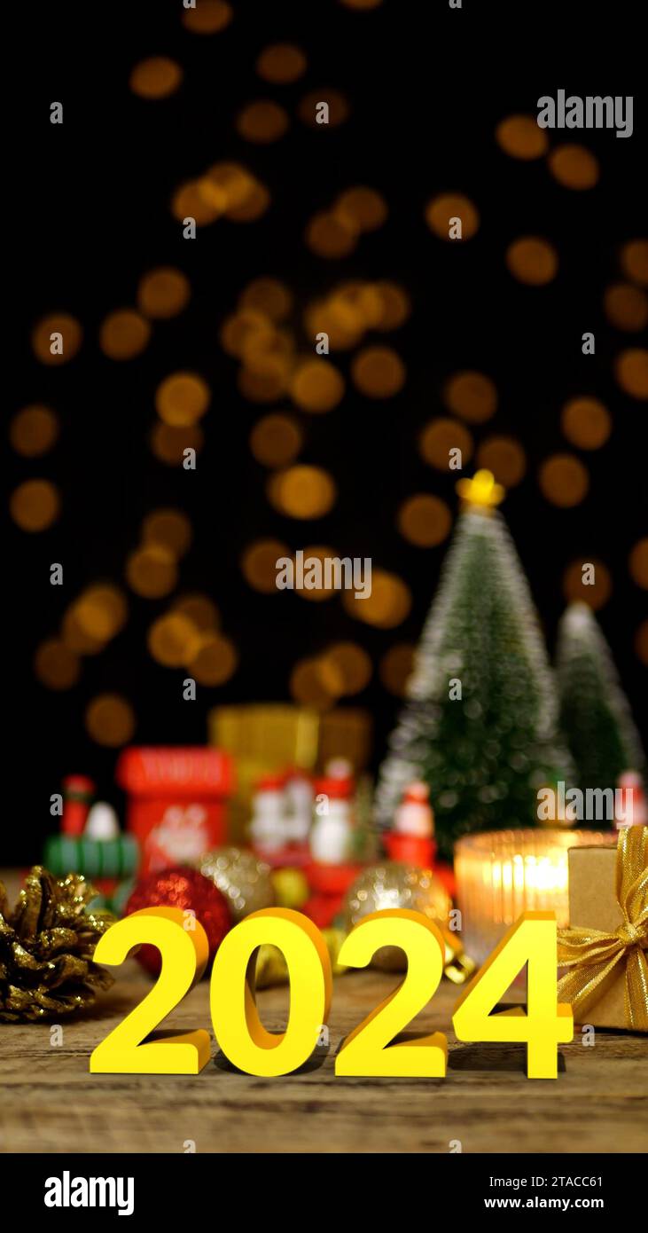 Weihnachtsschmuck Dekoration auf Holztisch mit goldener Zahl 2024 für Silvesterfeier in der Saison Grüße Frohe Weihnachten Stockfoto