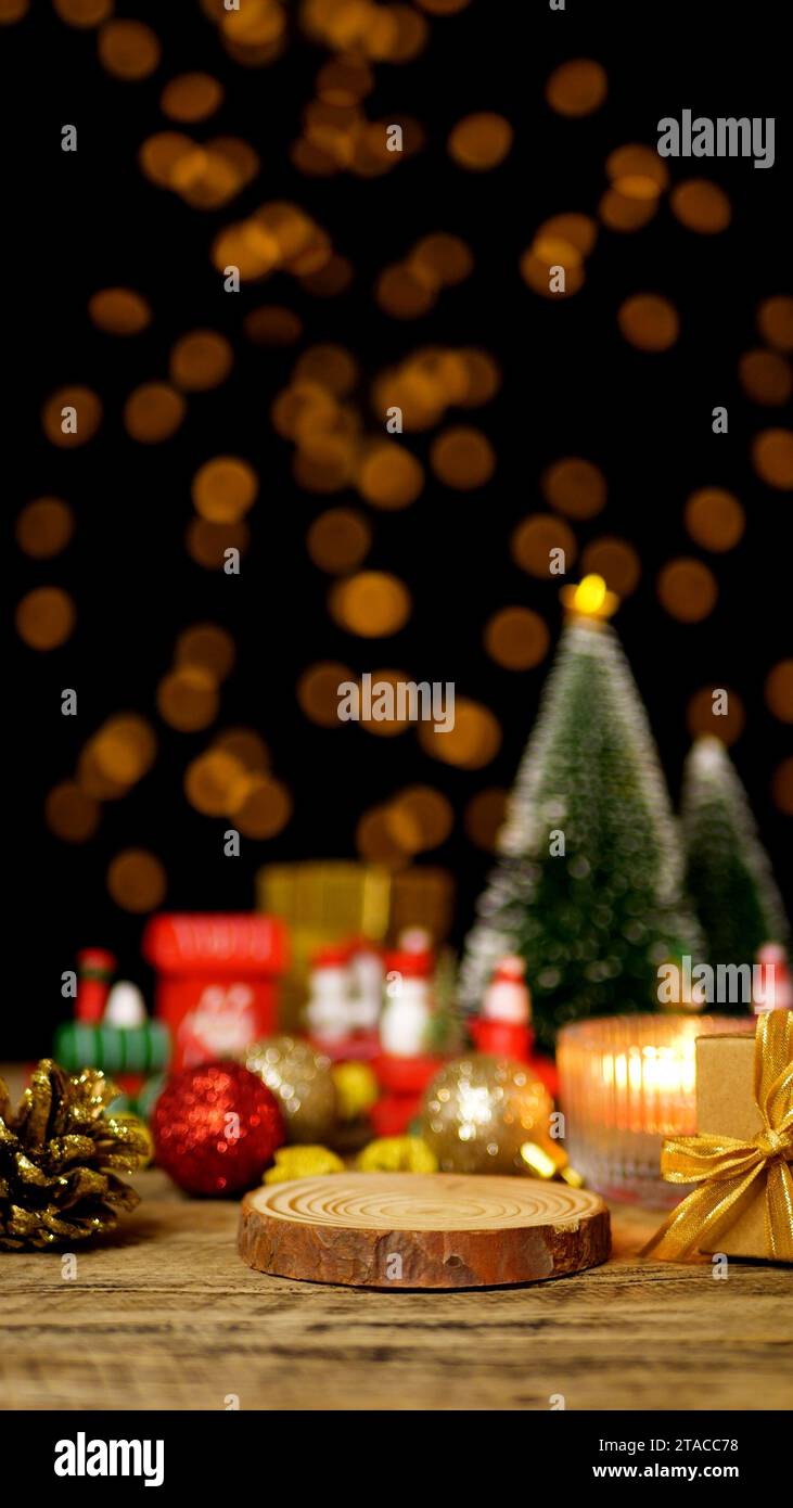 Leeres hölzernes Handelspodium für Produkt mit Weihnachtsdekoration auf Holztisch für Shopping Promotion Marketing Stockfoto